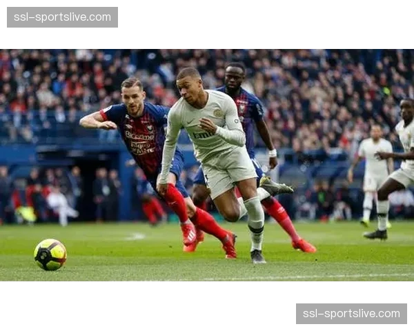 欧冠半决赛首次启用全息投影越位线,替代传统电视转播划线 欧冠半决赛首次启用全息投影越位线,替代传统电视转播划线